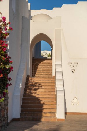 Téléchargez les photos : Détail des escaliers et mur blanc d'une maison sur la rue d'Egypte à Charm El Sheikh, concept d'architecture - en image libre de droit