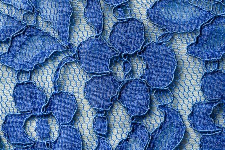 Téléchargez les photos : Détail d'une blouse femme bleue en tissu guipure, gros plan - en image libre de droit