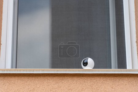 Foto de Primer plano de la cámara de seguridad del hogar 360 en la ventana. Cámara de seguridad CCTV. Tecnologías de seguimiento y protección del territorio - Imagen libre de derechos