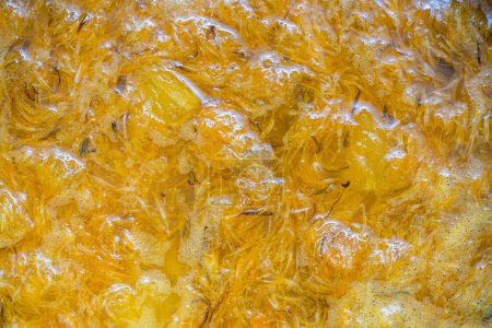 Foto de Hacer mermelada de pétalos amarillos maduros de flores de diente de león, naranja, limón y azúcar, vista superior, de cerca. Diente de león planta medicinal famosa - Imagen libre de derechos
