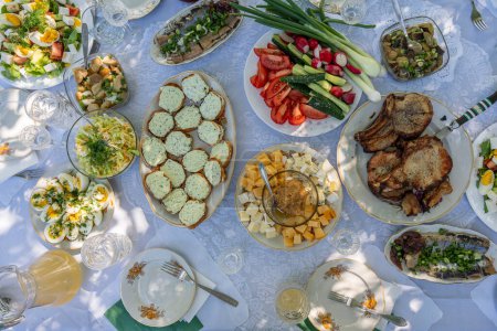 Foto de Arriba de la vista mesa llena de comidas ucranianas en la mesa para comer. Mesa con muchas comidas preparadas y comida, al aire libre, de cerca - Imagen libre de derechos