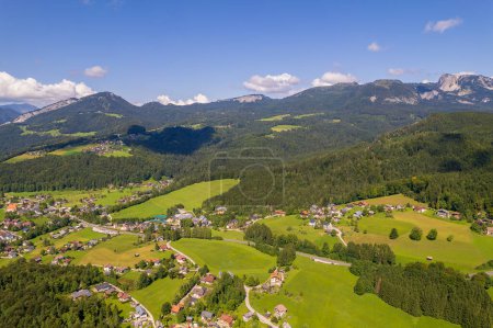 Foto de Vista aérea del pueblo, campos verdes y bosque en las montañas Alpes Austria, viaje y concepto de naturaleza - Imagen libre de derechos