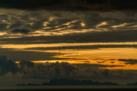 Téléchargez les photos : Beau coucher de soleil sur l'eau de mer sur l'île de Koh Phangan, Thaïlande. Concept de voyage et nature. Ciel nocturne, nuages et eau de mer - en image libre de droit