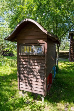 Téléchargez les photos : Ensemble de ruche en bois dans le jardin du printemps, fermer. Grande maison d'abeilles en bois - en image libre de droit