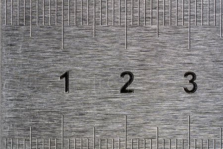 Foto de Fragmento de un viejo fondo de regla de metal, macro. Regla de acero industrial en centímetros, primer plano - Imagen libre de derechos