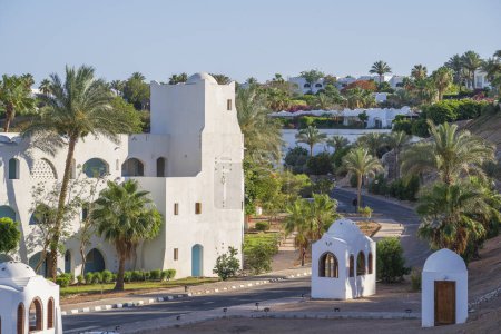 Foto de Edificios de pared blanca en la calle en el día soleado en la ciudad turística Sharm El Sheikh, Egipto, concepto de arquitectura - Imagen libre de derechos