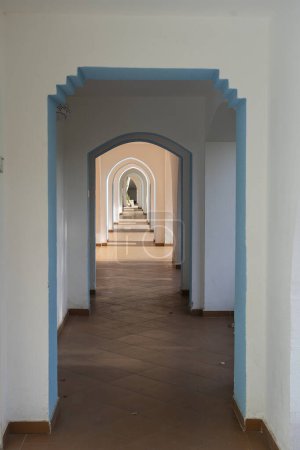 Téléchargez les photos : Détail du mur et du couloir avec de nombreuses arches en Egypte hôtel à Charm el Cheikh, concept d'architecture - en image libre de droit