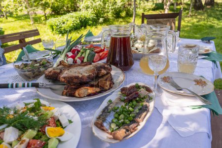 Foto de Mesa llena de comidas ucranianas en la mesa para comer. Mesa con muchas comidas preparadas y comida en el jardín de verano, al aire libre, de cerca - Imagen libre de derechos