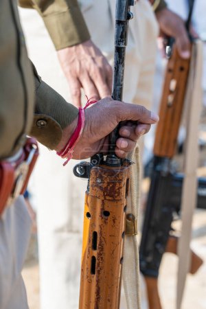 Téléchargez les photos : Soldat indien debout avec une arme à la main, Inde, gros plan - en image libre de droit