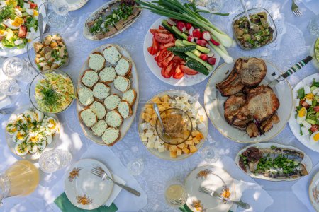 Foto de Arriba de la vista mesa llena de comidas ucranianas en la mesa para comer. Mesa con muchas comidas preparadas y comida, al aire libre, de cerca - Imagen libre de derechos