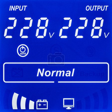 Foto de Primer plano de la pantalla digital azul en la fuente de alimentación ininterrumpida con estabilizador de voltaje automático - Imagen libre de derechos