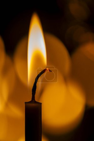 Téléchargez les photos : Brûler des bougies de cire d'église dans un chandelier, fermer. Concept de religion, foi, rituels, monastères, temples, églises, rituels - en image libre de droit