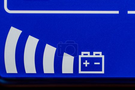 Téléchargez les photos : Gros plan de l'affichage numérique bleu sur l'alimentation sans interruption avec stabilisateur de tension automatique - en image libre de droit