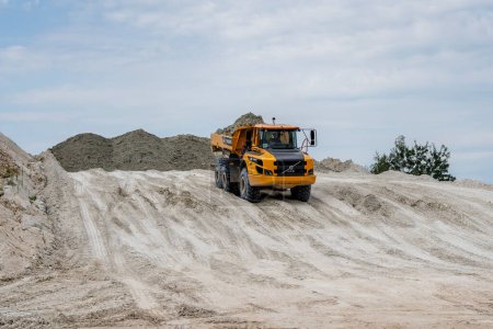 Téléchargez les photos : Novograd-Volynsky, Ukraine - 04 août 2023 : Camion à benne basculante Volvo A25G robuste et durable lors du transport de terre sur un chantier de construction - en image libre de droit