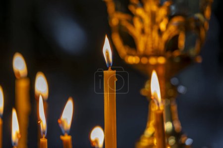 Téléchargez les photos : Brûler des bougies de cire d'église dans un chandelier, fermer. Concept de religion, foi, rituels, monastères, temples, églises, rituels - en image libre de droit