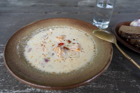 Téléchargez les photos : Soupe de saumon à la crème, pommes de terre, carottes, poivrons et herbes dans un bol sur la table, gros plan - en image libre de droit