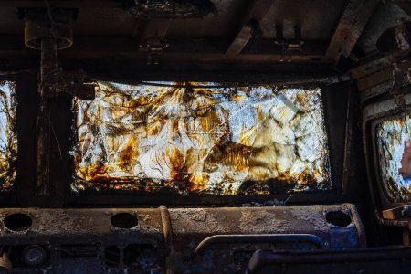 Téléchargez les photos : Verre perforant blindé d'un véhicule de combat d'infanterie militaire endommagé et brûlé pendant la guerre entre la Russie et l'Ukraine. Contexte et texture du verre perforant après une attaque et un feu - en image libre de droit