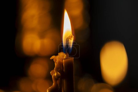 Foto de Quemando velas de cera de iglesia en un candelero, de cerca. Concepto de religión, fe, rituales, monasterios, templos, iglesias, rituales - Imagen libre de derechos