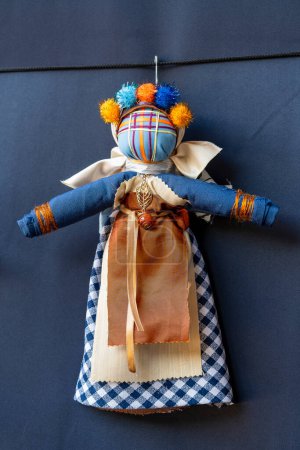 Foto de Primer plano de una muñeca amuleto tradicional para la venta a los turistas en un mercado callejero en Kiev, Ucrania. Muñecas ucranianas motanka - Imagen libre de derechos