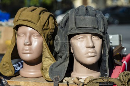 Téléchargez les photos : Deux vieux casques de chars militaires sur des mannequins à vendre aux touristes à un marché de rue dans le centre de Kiev, en Ukraine, gros plan - en image libre de droit