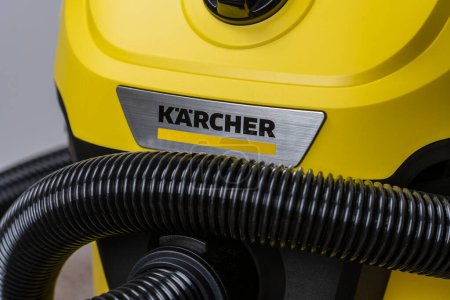 Téléchargez les photos : Kiev, Ukraine - Jan 25, 2023 : Karcher WD 3 V aspirateur humide et sec. Aspirateur Karcher jaune dans la maison, gros plan - en image libre de droit