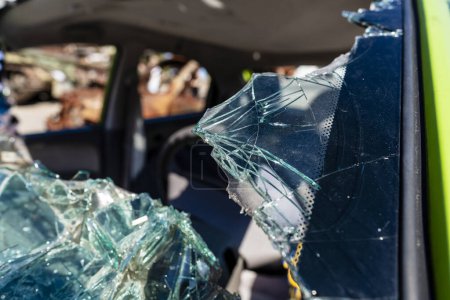 Foto de Primer plano del parabrisas roto del coche, accidente de transporte. Un viejo coche abandonado con ventanas rotas. fragmentos de vidrio de coche roto y dañado - Imagen libre de derechos