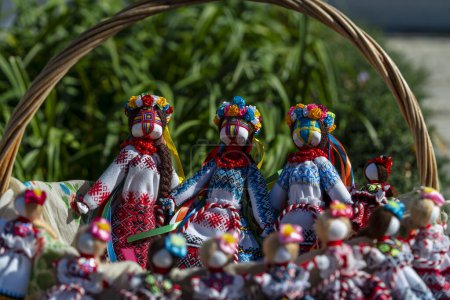 Foto de Primer plano de una muñeca amuleto tradicional para la venta a los turistas en un mercado callejero en Kiev, Ucrania. Muñecas ucranianas motanka - Imagen libre de derechos