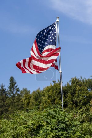 Téléchargez les photos : Drapeau américain sur fond bleu ciel, gros plan - en image libre de droit