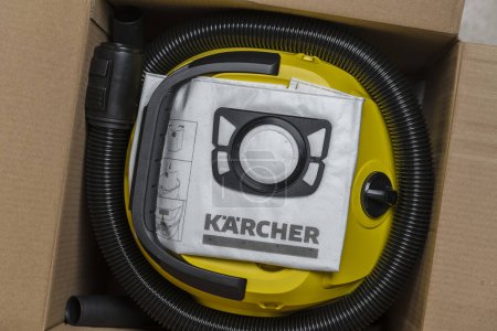 Téléchargez les photos : Kiev, Ukraine - Jan 23, 2023 : Karcher WD 3 V aspirateur humide et sec. Aspirateur Karcher jaune et sac filtrant en boîte, fermer - en image libre de droit
