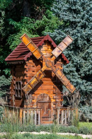 Téléchargez les photos : Un petit moulin décoratif en bois pour décorer le parc de la ville à Kiev, en Ukraine, fermer. Concept écologie et environnement - en image libre de droit
