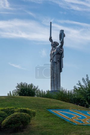 Téléchargez les photos : Kiev, Ukraine - 22 septembre 2023 : Monument Ukraine-Mère au Musée national de l'histoire de l'Ukraine dans le Complexe commémoratif de la Seconde Guerre mondiale. Attraction de Kiev. Sites historiques de l'Ukraine - en image libre de droit