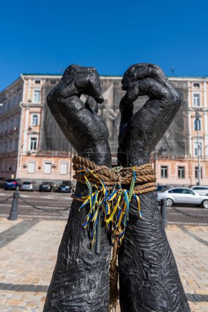 Téléchargez les photos : Kiev, Ukraine - 19 septembre 2023 : Monument à mains liées dans la ville de Kiev en mémoire des morts à Marioupol lors de l'invasion russe de l'Ukraine, Kiev, Ukraine, gros plan - en image libre de droit