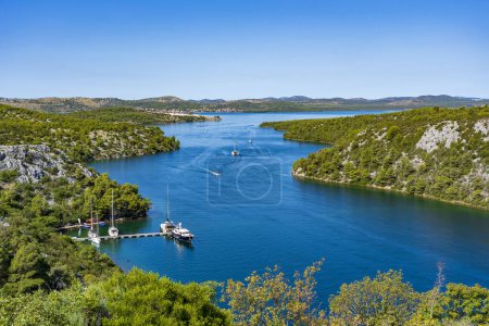 Téléchargez les photos : Survoler la rivière Krka lors d'une journée ensoleillée en Croatie, en Europe centrale, Voyage et concept de la nature. Beau paysage et mer bleue. Vue panoramique aérienne - en image libre de droit