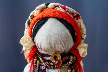 Téléchargez les photos : Gros plan d'une poupée traditionnelle en amulette à vendre aux touristes dans un marché de rue à Kiev, en Ukraine. Poupées ukrainiennes motanka - en image libre de droit