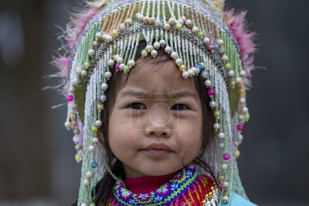 Téléchargez les photos : Sapa, Vietnam - 02 mars 2020 : Jeune fille Hmong ethnique dans la rue dans la région de Sapa, Nord du Vietnam - en image libre de droit