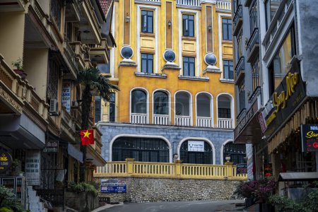 Téléchargez les photos : Sapa, Vietnam - 04 mars 2020 : Vue de la rue de la ville, café et magasin, bâtiment résidentiel sur la route dans le village de montagne Sapa, nord du Vietnam - en image libre de droit