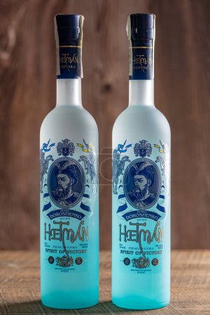 Foto de Kiev, Ucrania - 23 de noviembre de 2023: Dos botellas de vodka Hetman Petro Doroshenko sobre fondo de madera. Vodka Hetman es un líder reconocido entre los vodkas premium ucranianos - Imagen libre de derechos