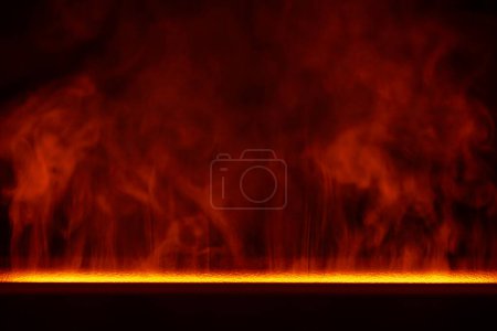 Foto de Agua vapor rojo del humidificador sobre un fondo negro, de cerca. Humo de vapor que fluye abstracto con el humidificador - Imagen libre de derechos