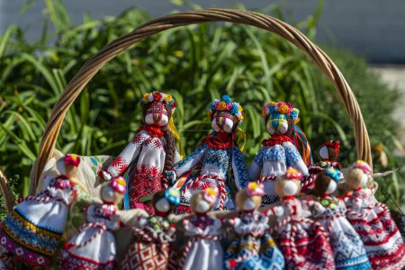 Téléchargez les photos : Gros plan d'une poupée traditionnelle en amulette à vendre aux touristes dans un marché de rue à Kiev, en Ukraine. Poupées ukrainiennes motanka - en image libre de droit