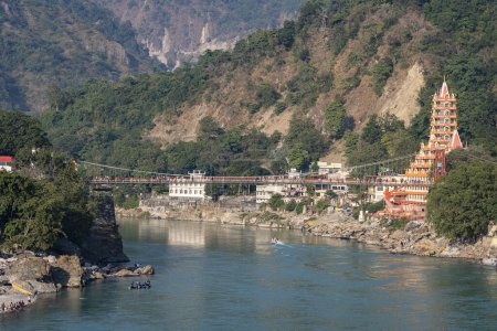 Téléchargez les photos : Rishikesh, Inde - 08 nov.2018 : Belle vue sur le remblai et le temple de la rivière Ganges à Rishikesh, Inde - en image libre de droit