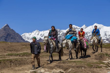 Téléchargez les photos : Rohtang Pass, Inde - 17 sept. 2014 : Les touristes indiens montent à cheval sur le col de Rohtang, qui est sur la route Manali - Leh. Inde, Himachal Pradesh - en image libre de droit