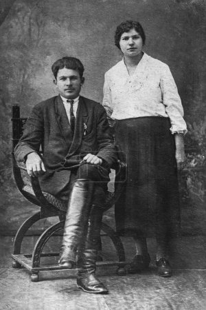 Foto de Retrato de pareja vintage de un hombre y una mujer. La foto fue tomada en la Unión Soviética alrededor de la década de 1935 en Ucrania. Retro blanco y negro fotografía de una familia, fotos nostálgicas - Imagen libre de derechos
