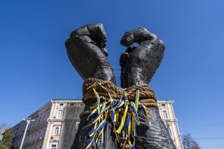 Téléchargez les photos : Kiev, Ukraine - 19 septembre 2023 : Monument à mains liées dans la ville de Kiev en mémoire des morts à Marioupol lors de l'invasion russe de l'Ukraine, Kiev, Ukraine, gros plan - en image libre de droit