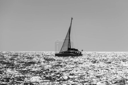 Téléchargez les photos : Ile Maurice - 18 mars 2017 : Vue d'un catamaran naviguant dans l'océan Indien, île Maurice. Naviguer au coucher du soleil - en image libre de droit