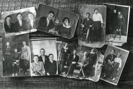 Foto de Antiguas fotografías de la familia ucraniana. La foto fue tomada en la Unión Soviética alrededor de los años 1930-35 en Ucrania. Retro blanco y negro fotografía de una familia, fotos nostálgicas - Imagen libre de derechos
