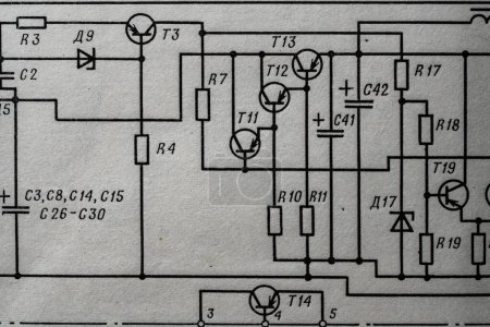 Téléchargez les photos : Ancien circuit radio imprimé sur un schéma électrique en papier vintage comme arrière-plan pour l'éducation, les industries de l'électricité. Système de radio électrique de l'URSS - en image libre de droit