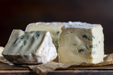 Téléchargez les photos : Tranches de fromage bleu sur une table en bois, gros plan - en image libre de droit