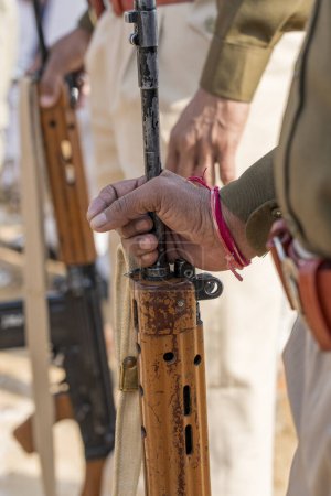 Foto de Soldado indio de pie con el arma en la mano, India, de cerca - Imagen libre de derechos