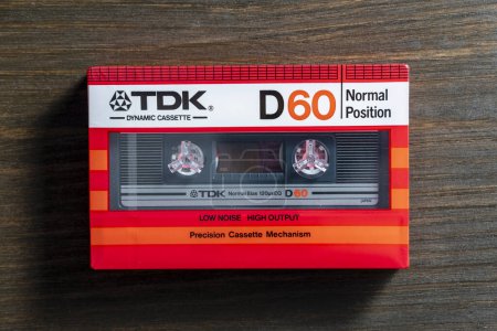 Téléchargez les photos : Kiev, Ukraine - 04 mars 2024 : TDK D 60, vieille cassette audio vintage sur fond bois. Ruban rétro analogique hi-fi, gros plan - en image libre de droit