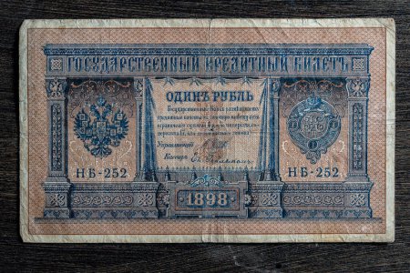 Foto de Muy viejo billete de rublo Zar desgastado de finales del siglo 19. Billete de rublo ruso imperial vintage de Rusia zarista, primer plano - Imagen libre de derechos